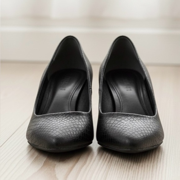 Call It Spring Shoes - Stunning Call It Spring black textured heels, size 7